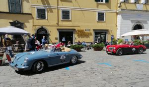 Il passaggio delle auto di "terre di Canossa" in piazza della Repubblica a Pontremoli