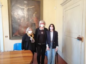 Foto della presentazione del "Bancarellino digitale": da sinistra la segretaria del premio Bancarellino, Giuditta Bertoli, la sindaca di Pontremoli, Lucia Baracchini, e Giulia Bellandi tra le principali collaboratrici per la realizzazione del Bancarellino