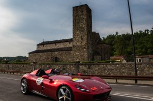 Nella foto di Amerigo Martelli, il passaggio di un bolide Ferrari nei pressi della Pieve di Sorano a Filettiera.