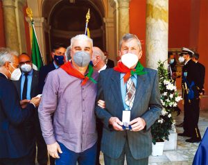 Nella foto Sergio (a destra) figlio di Angelo Della Zoppa, accompagnato dal nipote Paolo Della Zoppa, ha appena ricevuta la "Medaglia d'Onore" dalle mani del Prefetto di Massa Carrara
