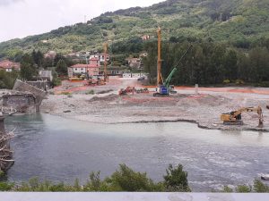 La situazione attuale al ponte di Albiano con le ruspe al lavoro per la ricostruzione