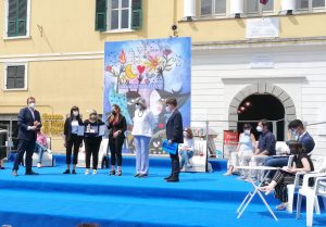 La premiazione della vincitrice del 64° Premio Bancarellino Cinzia Capitanio (al centro con il microfono).