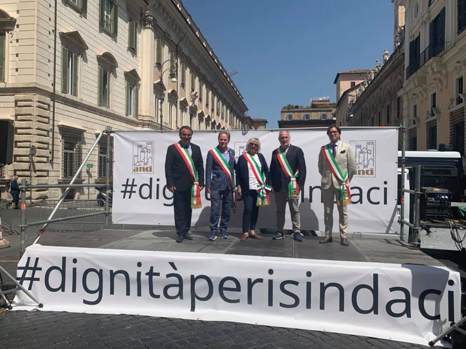 I sindaci in piazza in difesa della dignità del loro lavoro