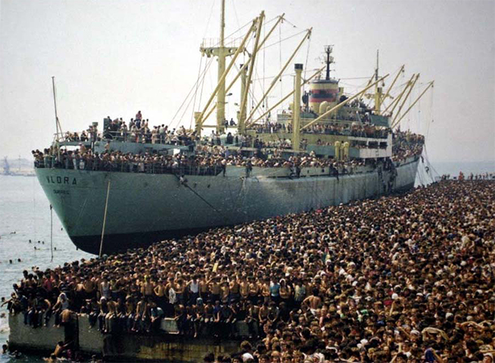 Dall’ Albania all’ Italia, trent’anni dopo. Non erano “invasori” Dall’ Albania all’ Italia, trent’anni dopo. Non erano “invasori”