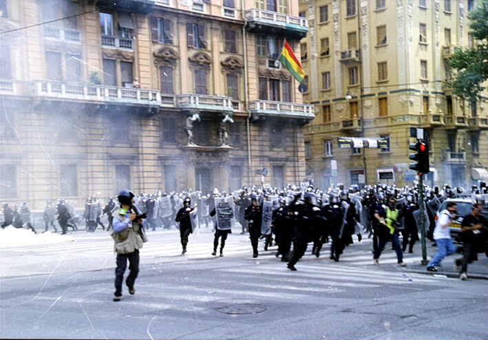 Al G8 di Genova la feroce repressione contro chi denunciava i danni della globalizzazione Al G8 di Genova la feroce repressione contro chi denunciava i danni della globalizzazione