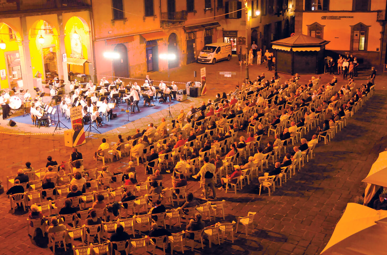 Immagine dall'alto del concerto della Musica Cittadina di Pontremoli