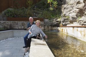 Mulazzo - Inaugurazione dell'antico lavatoio ricostruito dopo l'alluvione del 2011 - I genitori del sindaco, Antonio Novoa e Elsa Gianardisi concedono una foto ricordo a bordo del lavatoio