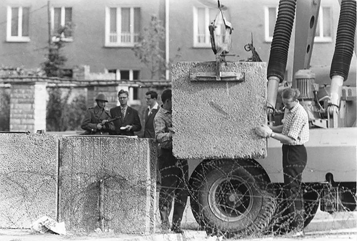 Sessanta anni fa un muro blindò Berlino Sessanta anni fa un muro blindò Berlino