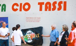 Il momento della scopertura della targa dedicata a Cio