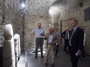 Eike Schmidt, in visita al Museo delle Statue Stele, con la guida del direttore Angelo Ghiretti. (Foto Massimo Pasquali)