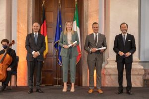 La premiazione del sindaco di Fivizzano, Gianluigi Giannetti, il secondo da destra, per il “Premio dei Presidenti per la Cooperazione comunale tra Italia e Germania”