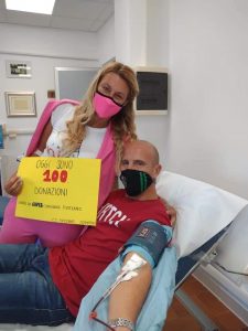 La maestra Valentina Cupini fotografata subito dopo aver effettuato la sua 100a donazione, in compagnia del marito, anch'egli donatore.