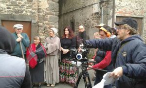 Corrado Armanetti, all'estrema desta, impegnato a riprendere con la cinepresa