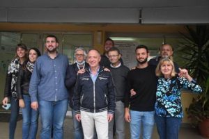 Giovanni Guastalli festeggia con i suoi sostenitori la vittoria all'elezioni