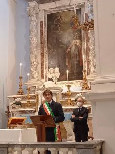 I saluti del sindaco Jacopo Ferri. Alle sue spalle il priore della Misericordia di Pontremoli, Paolo Angella