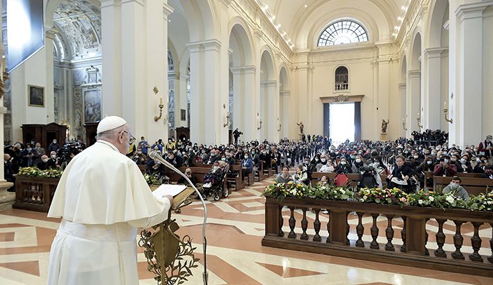 Papa Francesco: “In mezzo al pianto dei poveri sboccia il Regno di Dio”