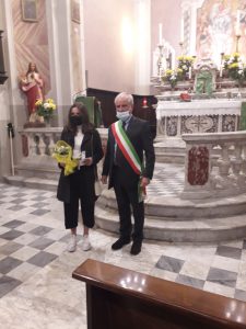 La consegna della borsa di studio intitolata al Maresciallo Vittorio Battaglini, da parte del sindaco di Casola, Riccardo Ballerini, alla studentessa Giulia Cairone