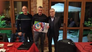 Alberto Bertei, al centro, con il suo istruttore Alberto Caroselli (a sinistra) e il presidente del Panathlon club Aldo Angelini