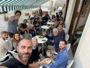 Il gruppo di “Smart Workers”, assieme agli ideatori dello Smart Working Pontremoli in piazza Duomo