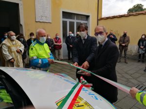 Il taglio del nastro del nuovo mezzo della Misericordia da parte del sindaco, Jacopo Ferri, e del priore Paolo Angella