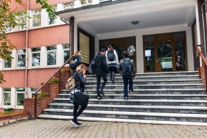 L'ingresso di alcuni studenti delle scuole Superiori