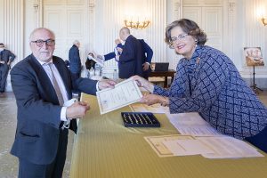 La consegna dell’attestato dell'Accademia delle Arti del Disegno di Firenze a Luciano Preti da parte della Presidente dell’Accademia Dott.ssa Cristina Acidini