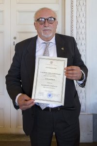 Luciano Preti mostra l'attestato dell’Accademia delle Arti del Disegno di Firenze