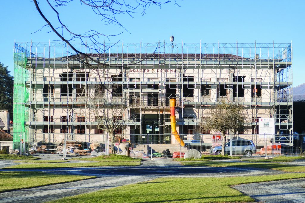 La facciata del palazzo comunale di Villafranca, con i lavori in corso (foto Walter Massari)