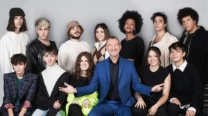 I 12 finalisti di “Sanremo Giovani” con Vittoria Sarti alla sinistra del conduttore Amadeus