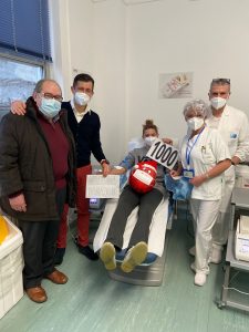 La millesima donazione del Gruppo Fratres di Pontremoli nel 2021, effettuata da Alice Antoniotti. Nella foto assieme a lei (da sinistra) Mario Mori e Armando Mastroviti oltre al personale infermieristico
