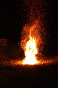 Un momento del falò di San Nicolò