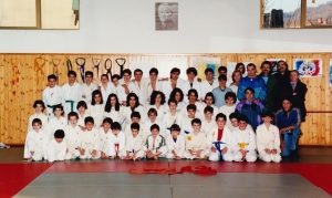 Foto di gruppo nella palestra di via IV Novembre, ai tempi dello Sporting Club Pontremoli