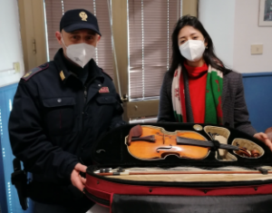 Gli agenti della Polfer di Pontremoli restituiscono il violino a Maria Jacaranda Lobo Maradiaga