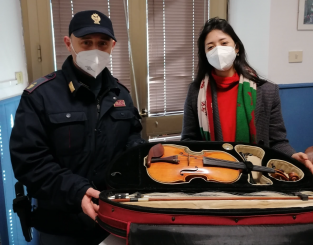 Smarrisce prezioso violino sul treno, restituito dalla Polfer di Pontremoli Smarrisce prezioso violino sul treno, restituito dalla Polfer di Pontremoli