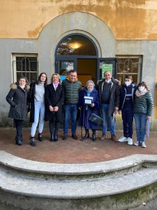 Foto di gruppo con al centro Maria Lina Ferrari,