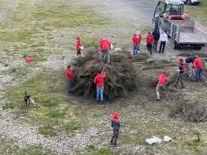 I preparativi per la realizzazione della pira del falò di San Geminiano