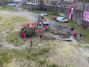 I preparativi per la realizzazione della pira del falò di San Geminiano