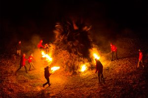 Il momento dell'accensione del falò di San Geminiano (foto Walter Massari)