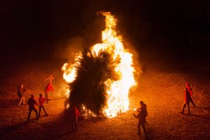 Il momento dell'accensione del falò di San Geminiano (foto Walter Massari)