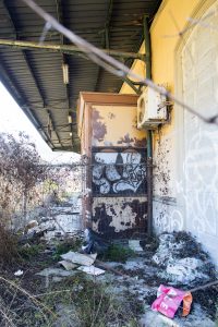 Lo stato di abbandono della ex stazione di Aulla (foto Walter Massari)