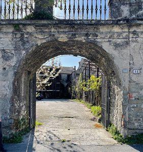 L'arcata che segna l'ingresso nel cortile del palazzo Buglia