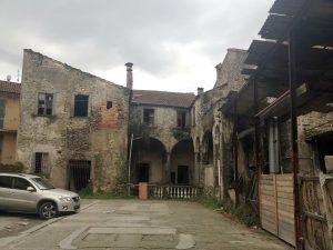Altra immagine del cortile del palazzo Buglia
