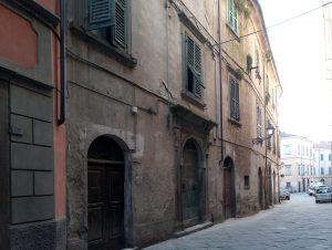 La facciata di palazzo Buglia vista da via Mazzini