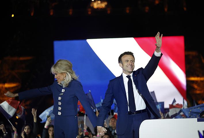 Macron vince ma non può esultare Macron vince ma non può esultare