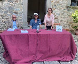 Un momento della presentazione del libro "Bona Via!" di Valerio Barchi con il direttore del Museo delle Statue Stele Angelo Ghiretti e la vicesindaco Clara Cavellini.