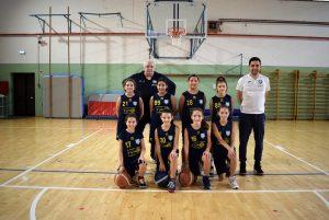 La formazione delle Esordienti femminili del Basket Pontremoli