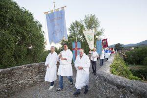 Il corteo di parrocchie, confraternite e associazioni che da piazza S. Francesco ha raggiunto piazza della Repubblica, dove era allestito il consiglio comunale