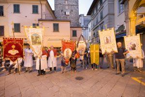 Il corteo di parrocchie, confraternite e associazioni in piazza della Repubblica