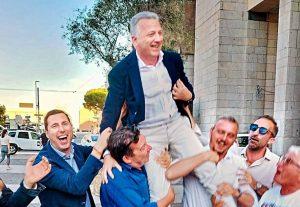Pierluigi Peracchini portato in trionfo dai propri sostenitori dopo l'ufficializzazione della vittoria al primo turno alle comunali della Spezia