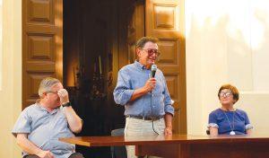 Il momento della presentazione della biblioteca di Arzengio, con, da sinistra don Andrea Forni, Andrea Sgarbi e Caterina Rapetti